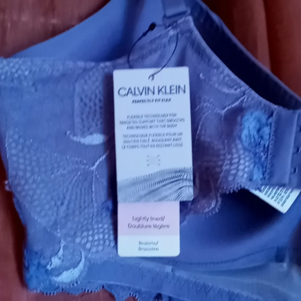 •Wirefree Two-Way Convertible Calvin Klein Bralet - Picture 10 of 13